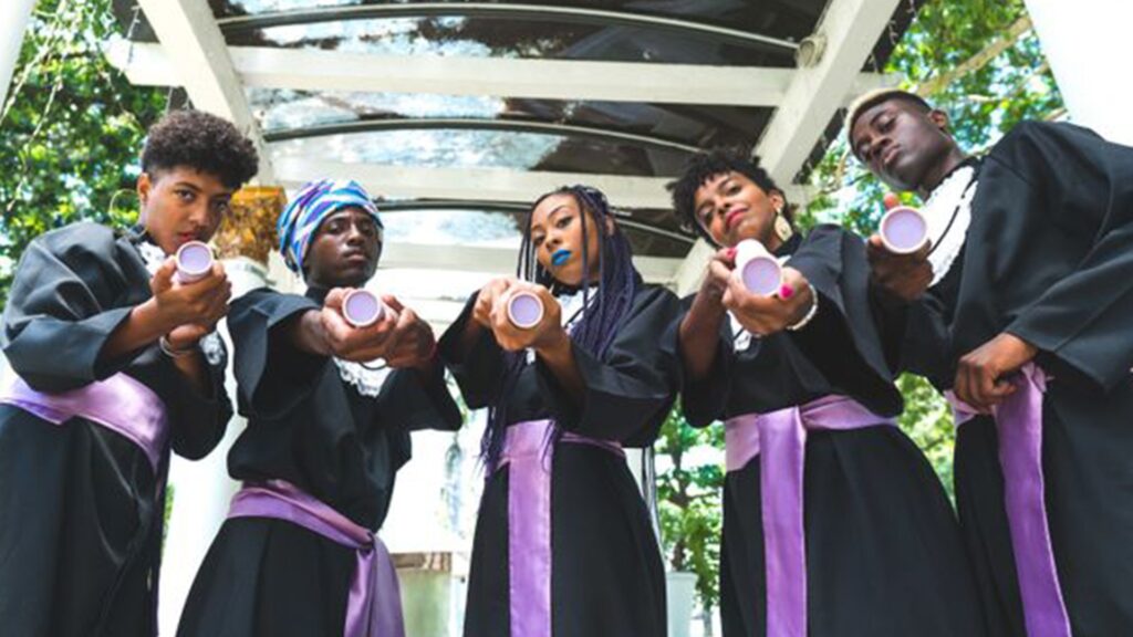 Grupo de estudantes incentiva alunos negros a ingressarem em mestrado formatura preta destaque