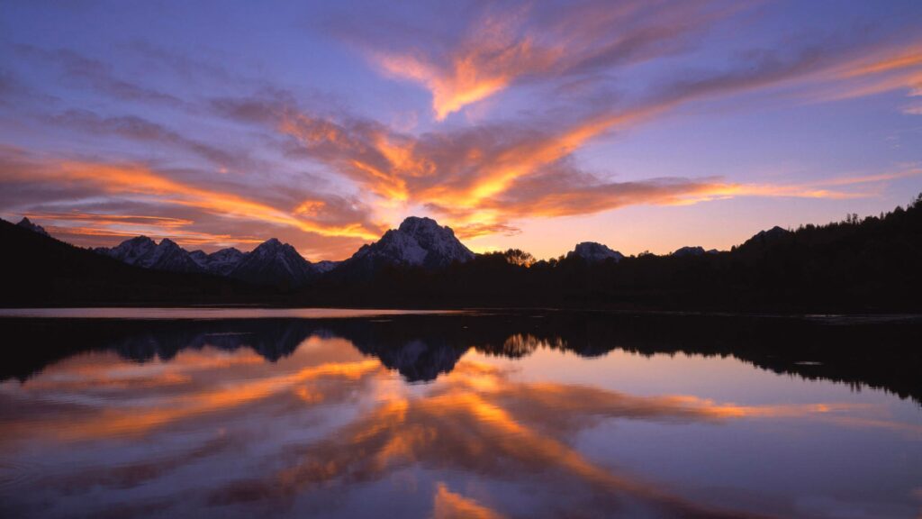 Os significados de negro e de branco Sunset mountains