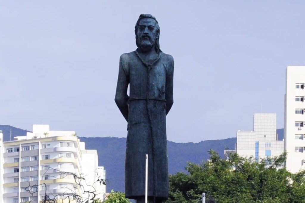Galeria de Racistas expõe quem apoiou a escravidão Estátua de Tiradentes em Belo Horizonte