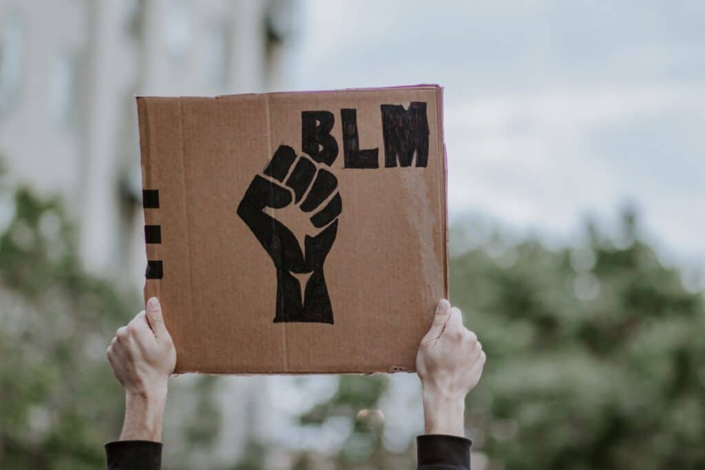 Campanha lança desafio de 21 dias de práticas antirracistas gabe pierce gruqxckohus unsplash