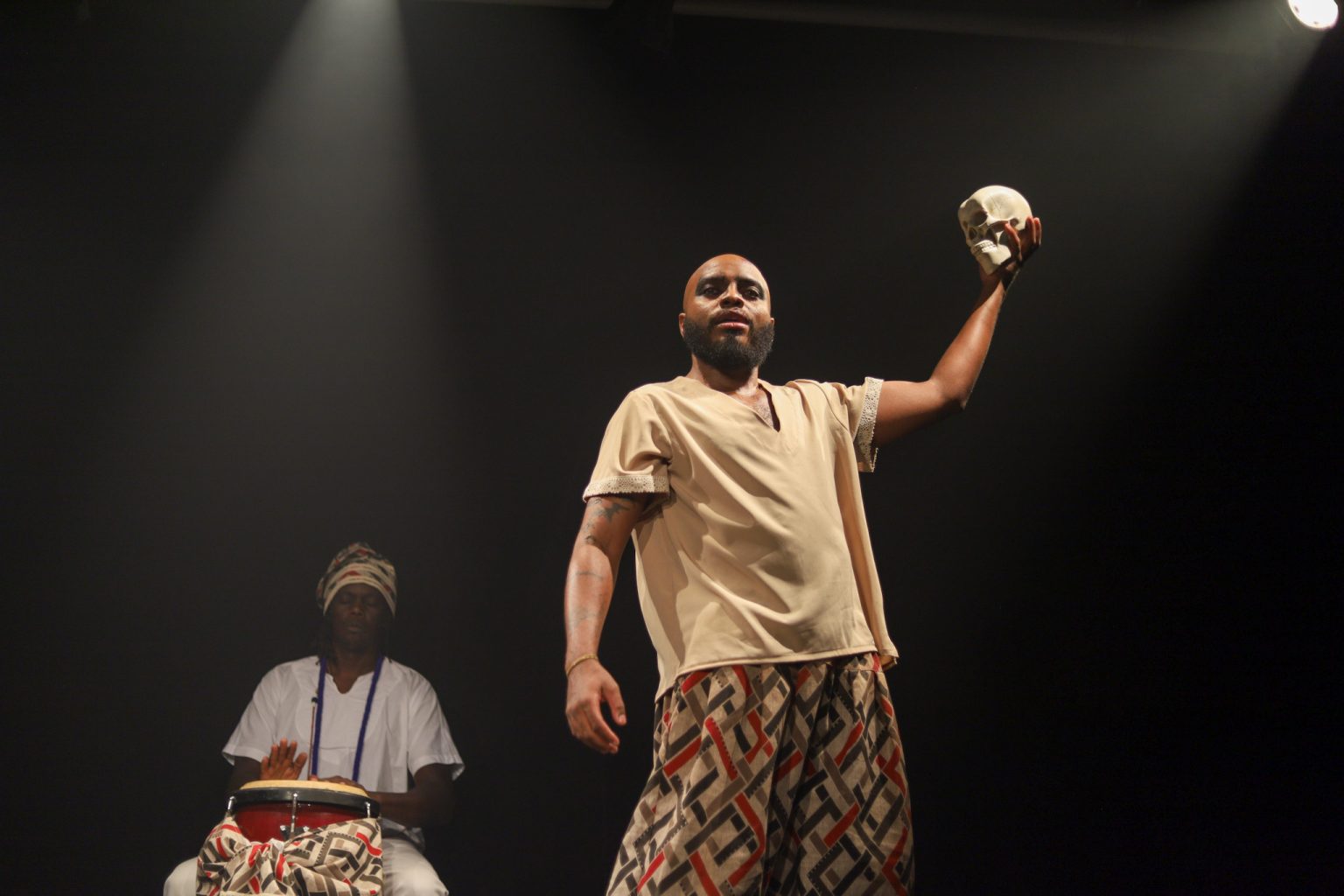 A peca Carukango retrata a trajetoria do lider quilombola mocambicano Credito Julio Teixeira