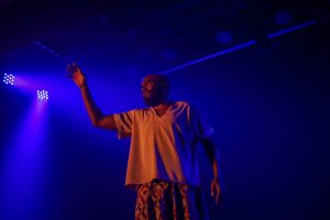 Darling Mendonca na peca Carukango Credito Julio Teixeira